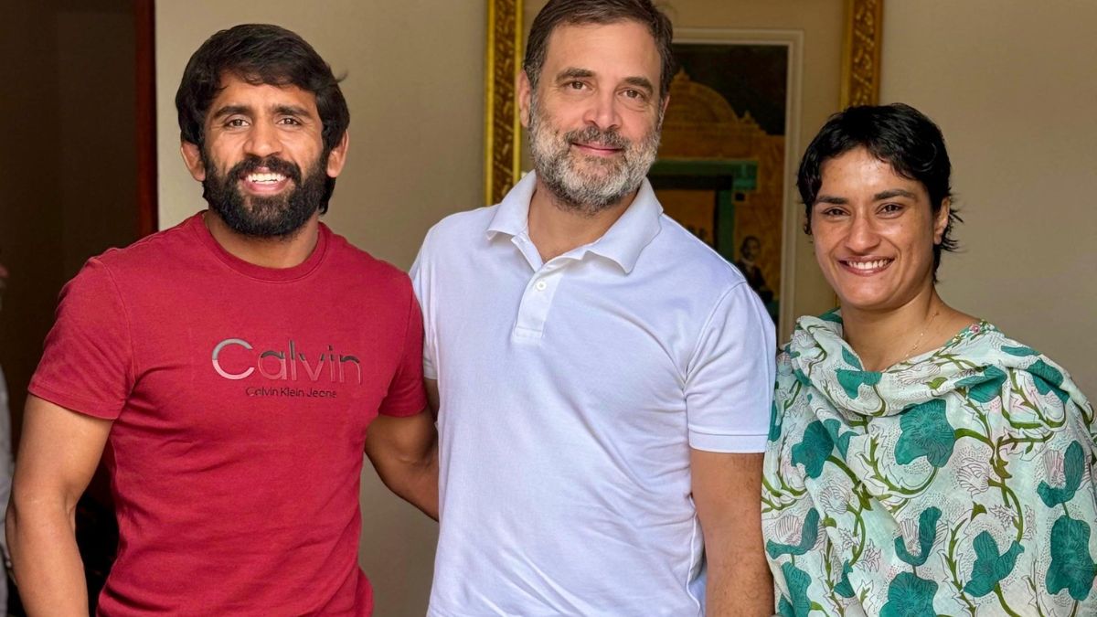 Vinesh Phogat resigns from Indian Railways, joins Congress alongside Bajrang Punia Vinesh Phogat resigns from Indian Railways, joins Congress alongside Bajrang Punia