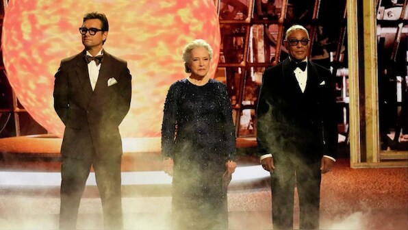Emmy Moments: Hosts gently mock ‘The Bear,’ while TV villains and ‘Saturday Night Live’ celebrated