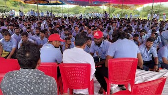 Workers of a Samsung facility speak with their union leader E. Muthukumar during a strike to demand higher wages at its Sriperumbudur plant near the city of Chennai, India, September 11, 2024. REUTERS