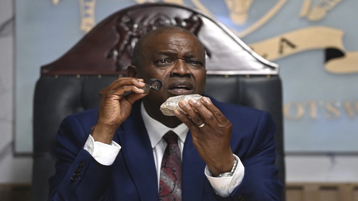 Botswana's President Mokgweetsi Masisi holds the 2,492-carat diamond that was unearthed at one of its mines. File Image: AP Botswana's President Mokgweetsi Masisi holds the 2,492-carat diamond that was unearthed at one of its mines. File Image: AP