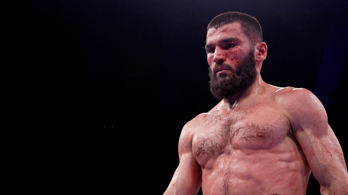 Artur Beterbiev vs Dmitry Bivol: Puncher edges out consummate boxer in high-quality chess match Artur Beterbiev vs Dmitry Bivol: Puncher edges out consummate boxer in high-quality chess match