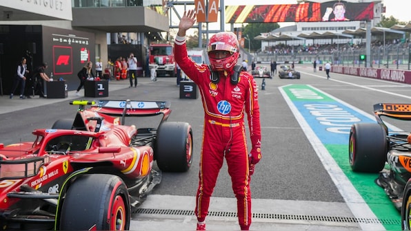  Carlos Sainz clinches pole after beating Max Verstappen in qualifying session