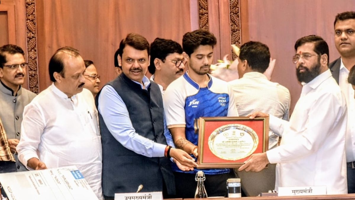 Maharashtra government felicitates Vidit, Swapnil as they receive prize money of Rs 1 crore and Rs 2 crore Maharashtra government felicitates Vidit, Swapnil as they receive prize money of Rs 1 crore and Rs 2 crore