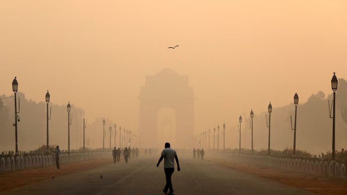 Delhi’s smog crisis has become an unsolvable mystery. It’s time for the government to shift from ad-hoc experiments to a well-researched, scientifically backed approach. File image/ REUTERS
Delhi’s smog crisis has become an unsolvable mystery. It’s time for the government to shift from ad-hoc experiments to a well-researched, scientifically backed approach. File image/ REUTERS