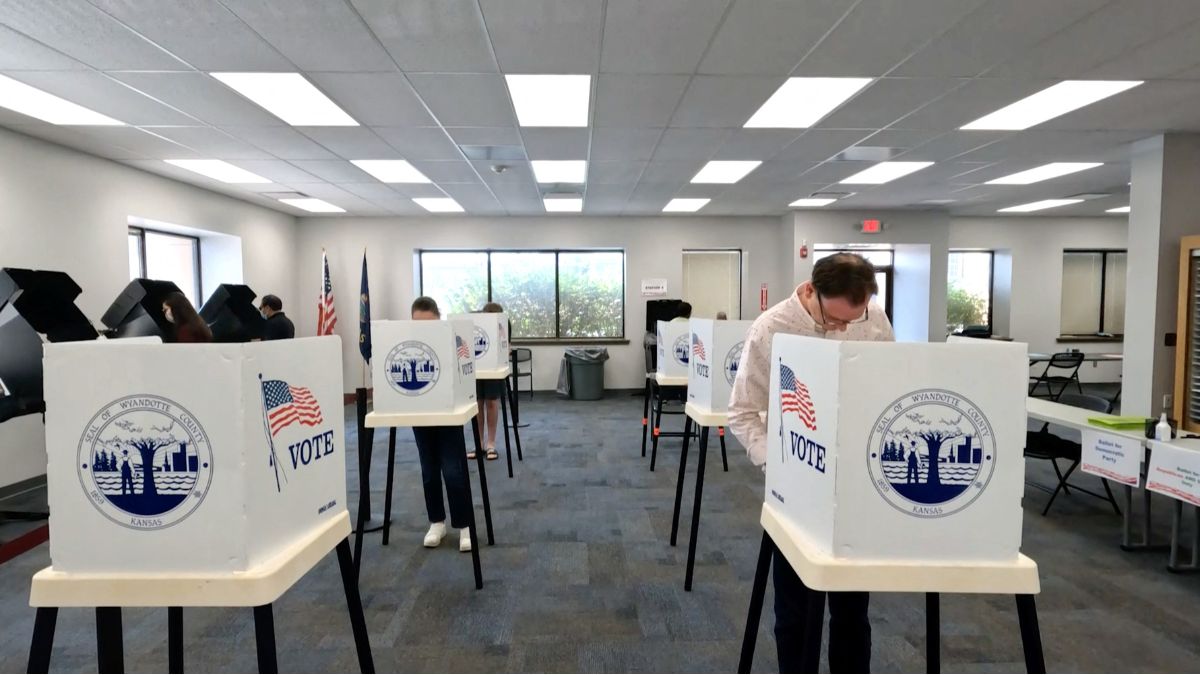 Voter mark their ballots during the primary election and abortion referendum at a Wyandotte County polling station in Kansas City, Kansas, US, August 2, 2022. File Image/Reuters Voter mark their ballots during the primary election and abortion referendum at a Wyandotte County polling station in Kansas City, Kansas, US, August 2, 2022. File Image/Reuters