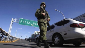 A Mexican Army soldier patrols during a multi-agency operation with the federal police against immigration offenders and illegal hawking at the Paso del Norte bridge, along the border between the US and Mexico on the outskirts of Ciudad Juarez. Source: REUTERS.