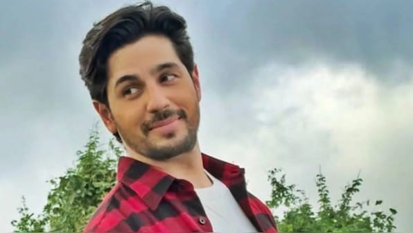 Fans slam Sidharth Malhotra for ignoring fan's hand-drawn sketch at airport: 'Flop actor and too much attitude'