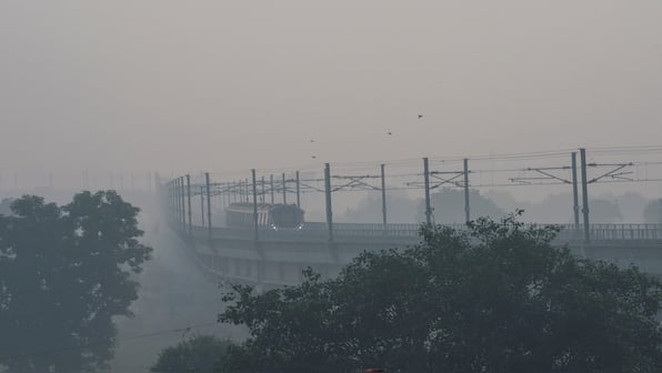 Why is the Delhi air quality so poor despite firecracker ban?