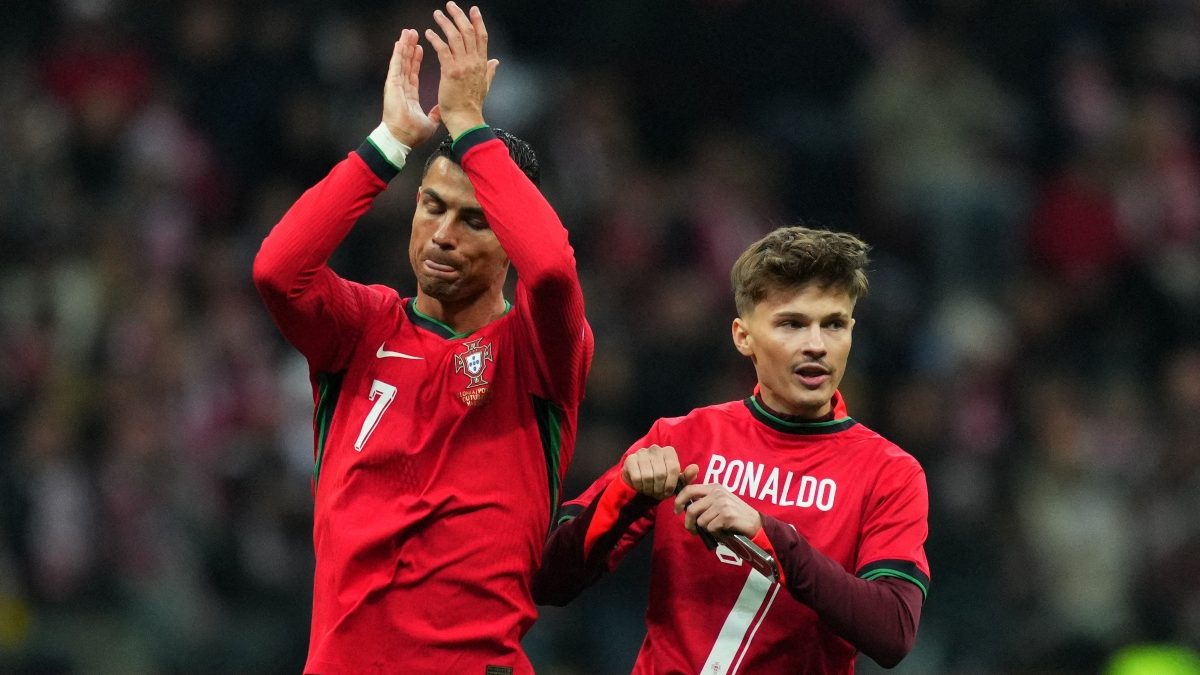 In a heartwarming gesture, Cristiano Ronaldo stops security, takes selfie with a pitch invader In a heartwarming gesture, Cristiano Ronaldo stops security, takes selfie with a pitch invader