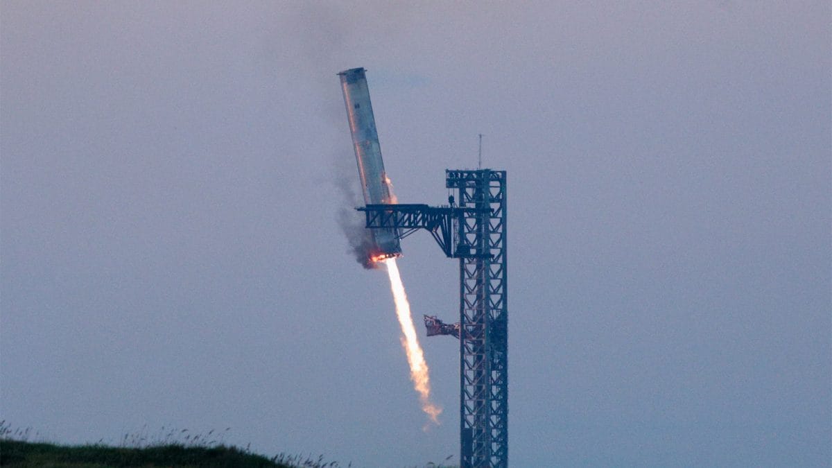 SpaceX Successfully 'catches' Giant Starship Booster Mid-air While ...