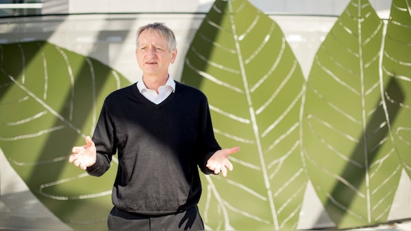  Physics Nobel winner Geoffrey Hinton shares fears of artificial intelligence