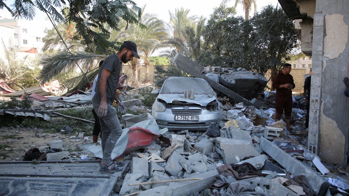 At least 60 killed in fresh Israeli attacks in Gaza, tanks advance in Khan Younis At least 60 killed in fresh Israeli attacks in Gaza, tanks advance in Khan Younis