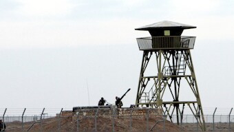 Iranian soldiers stand guard on an anti-aircraft machine gun inside the Natanz uranium enrichment facility, 322km south of Iran's capital Tehran March 9, 2006. File Photo/Reuters