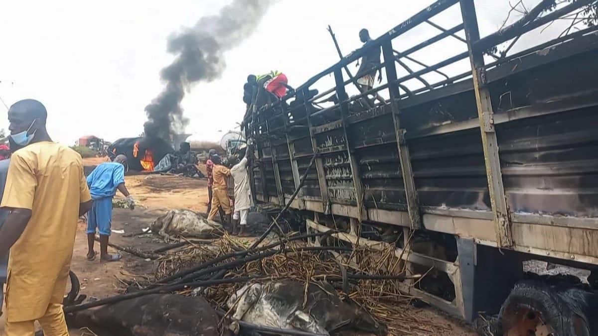 Nigeria 100 killed, 50 injured in gasoline tanker explosion as people