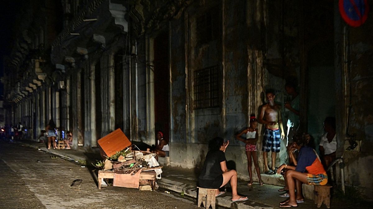 'Hard to live like this': Cubans live in dark for second day straight after country's power grid collapsed 'Hard to live like this': Cubans live in dark for second day straight after country's power grid collapsed
