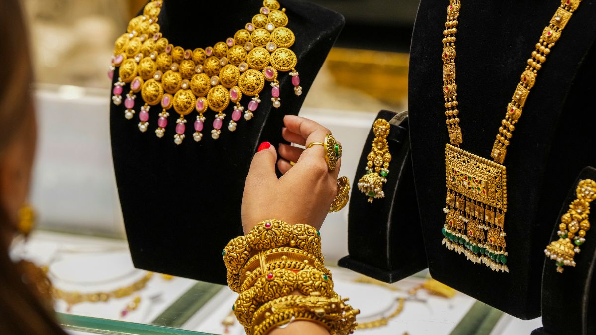It's a happy Diwali for gold: Rs 1,000 price surge in a day, Rs 21,200 in a year It's a happy Diwali for gold: Rs 1,000 price surge in a day, Rs 21,200 in a year