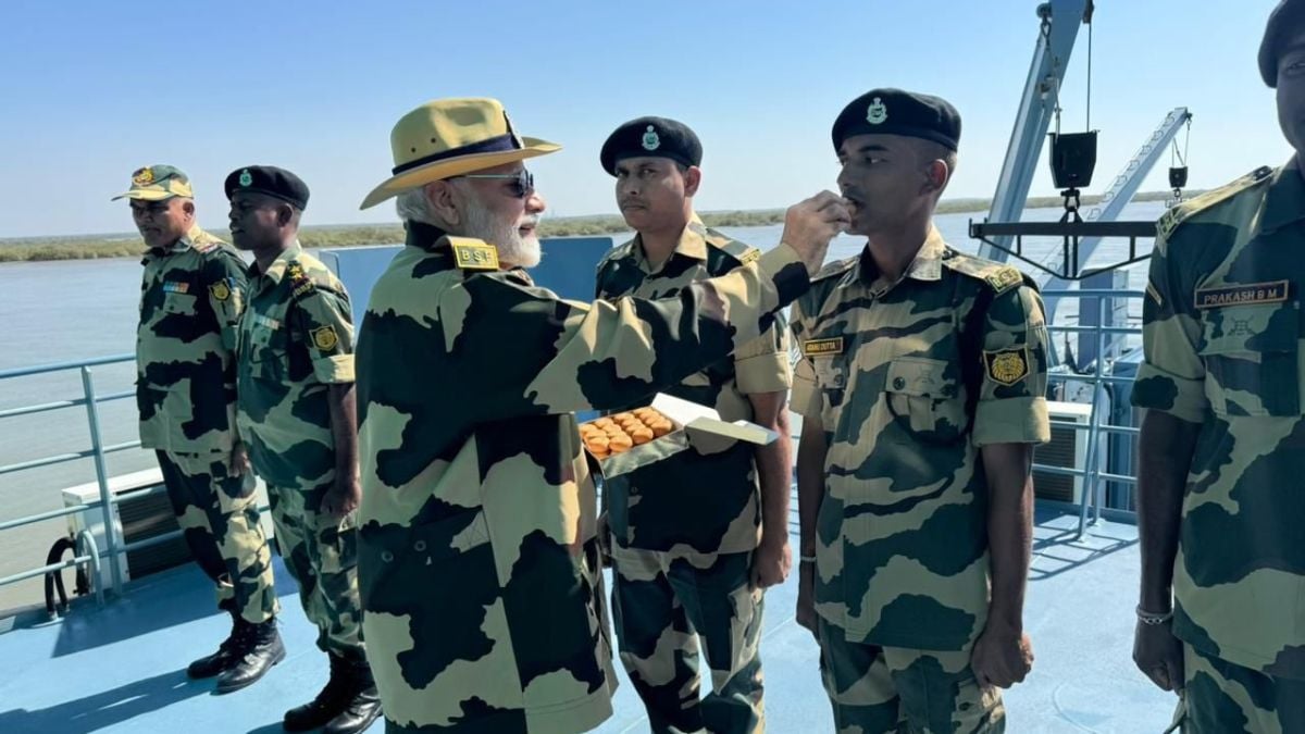 PM Modi Celebrates Diwali with Jawans in Gujarat, Expressing Unity and Gratitude