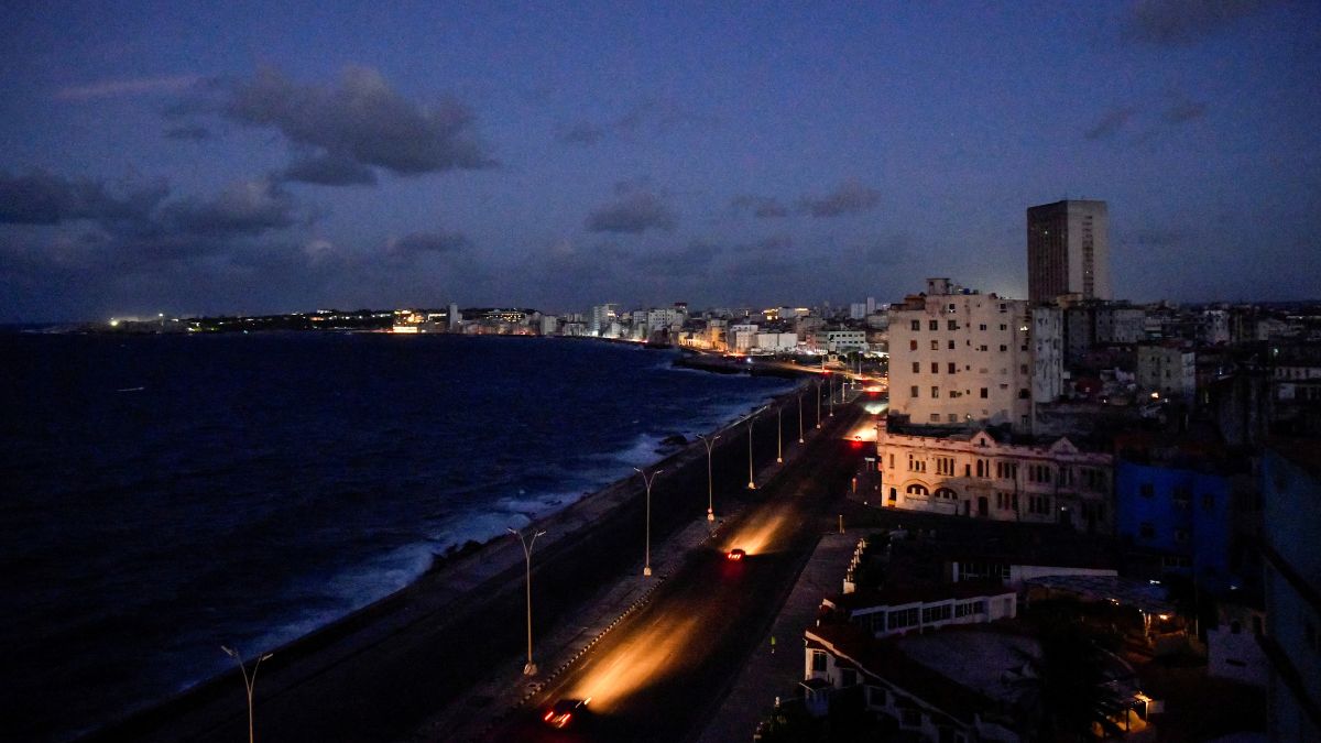 Cars drive on Havana's seafront boulevard Malecon as the country's electrical grid collapsed again on Sunday, in Havana, Cuba, October 20, 2024. File Image / Reuters
Cars drive on Havana's seafront boulevard Malecon as the country's electrical grid collapsed again on Sunday, in Havana, Cuba, October 20, 2024. File Image / Reuters