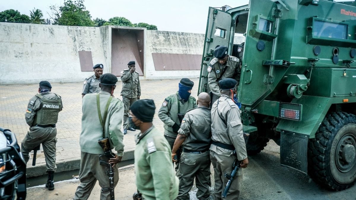 Police Fire Tear Gas at Opposition Leader in Mozambique Amid Election Dispute