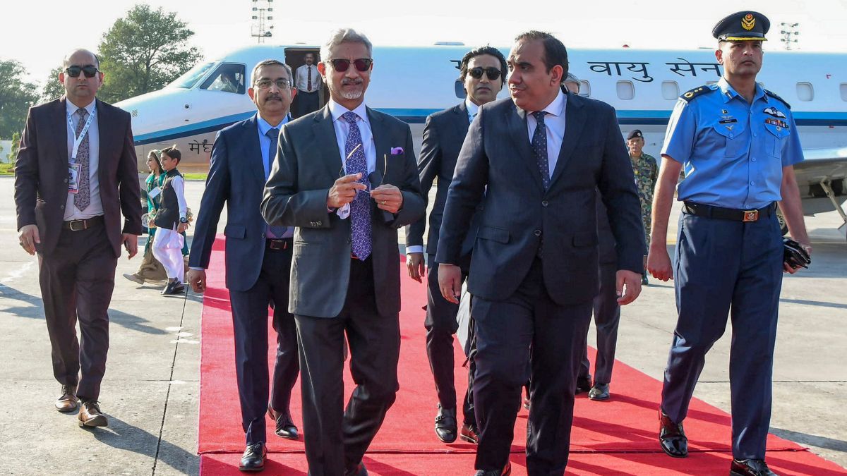 External Affairs Minister S. Jaishankar being welcomed upon his arrival in Islamabad, Pakistan, Tuesday, Oct. 15, 2024. PTI
External Affairs Minister S. Jaishankar being welcomed upon his arrival in Islamabad, Pakistan, Tuesday, Oct. 15, 2024. PTI