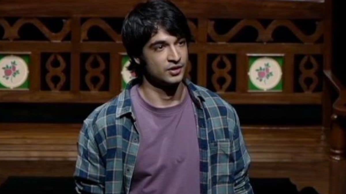 Vir Hirani's Monologue Captivates Audience in Rajkumar Hirani's Debut Play