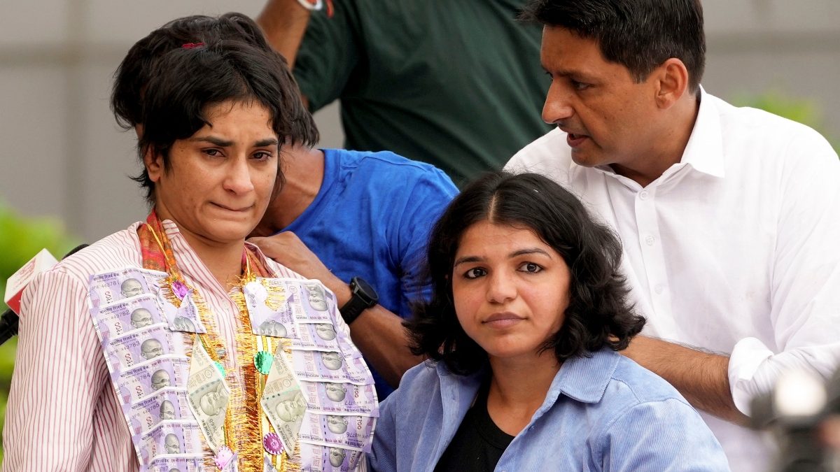 Vinesh Phogat slams Sakshi Malik's 'greed' claim: 'The fight cannot be weak' Vinesh Phogat slams Sakshi Malik's 'greed' claim: 'The fight cannot be weak'