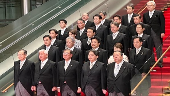  What's the controversy surrounding Japan’s new PM, ministers’ group photo?