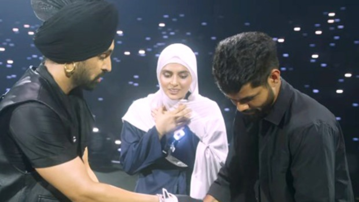 Diljit Dosanjh gifts shoes to Pakistani fan, says 'borders are made by politicians' Diljit Dosanjh gifts shoes to Pakistani fan, says 'borders are made by politicians'