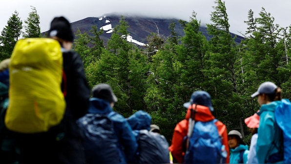 What caused Japan’s iconic Mount Fuji to remain snowless for the first time in 130 years?