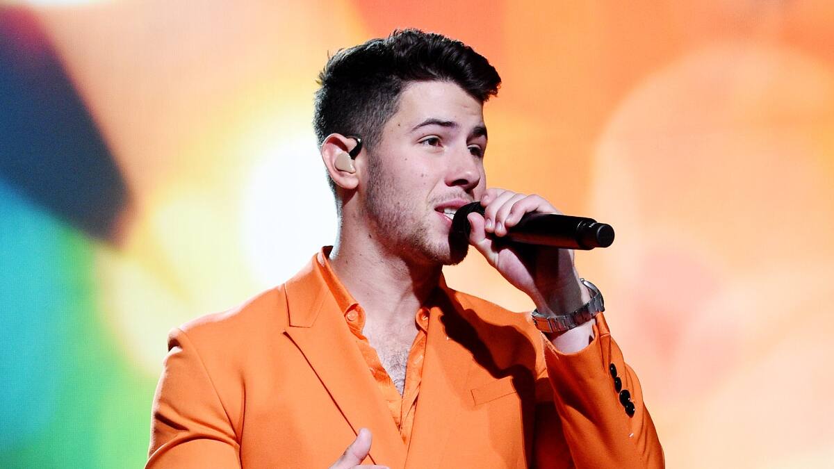 WATCH Nick Jonas rushes off stage after someone aims laser at him at