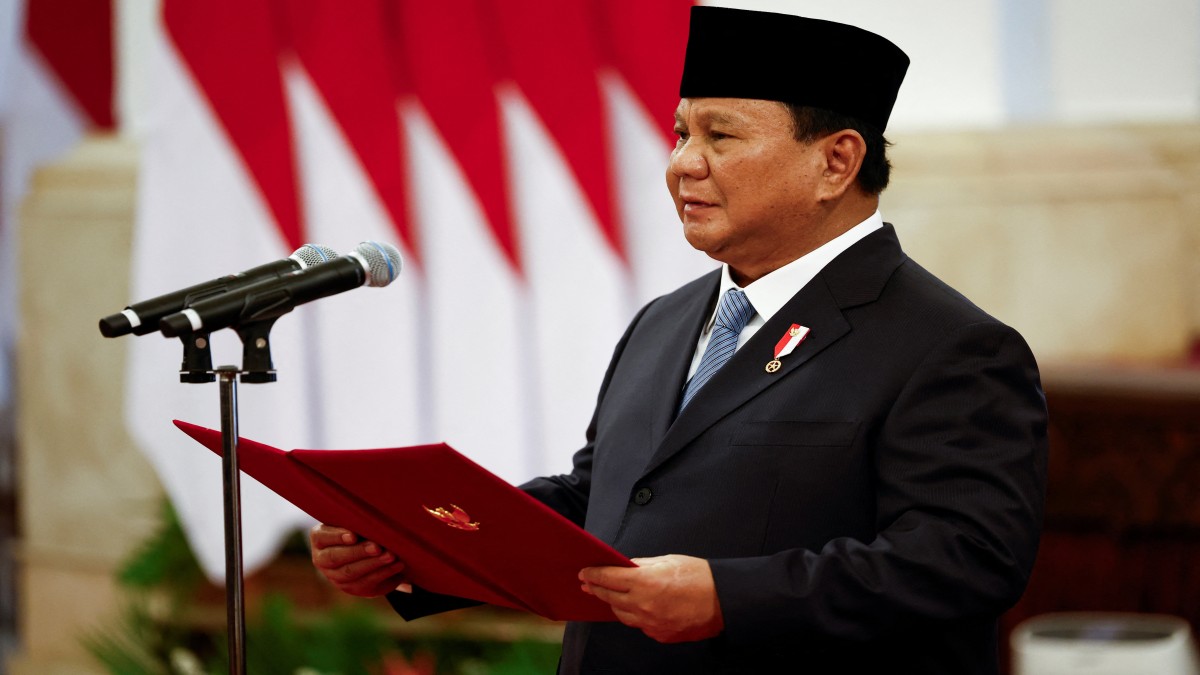 Indonesian President Prabowo defends his free meal scheme after 6,000 suffer food poisoning