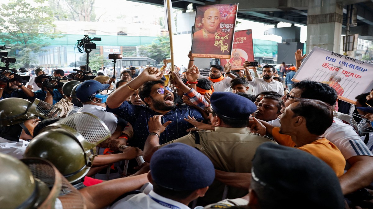 Hindu activists try to break a police barricade as they participate in a protest demanding the release of the Bangladeshi jailed Hindu monk leader Chinmoy Krishna Das Brahmachari, in Kolkata, India, November 28, 2024. Reuters Hindu activists try to break a police barricade as they participate in a protest demanding the release of the Bangladeshi jailed Hindu monk leader Chinmoy Krishna Das Brahmachari, in Kolkata, India, November 28, 2024. Reuters