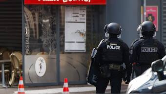 Police officers stand outside the restaurant "Pizza L'Olivier" in Issy-les-Moulineaux, suburbs of Paris, on November 16, 2024. AFP