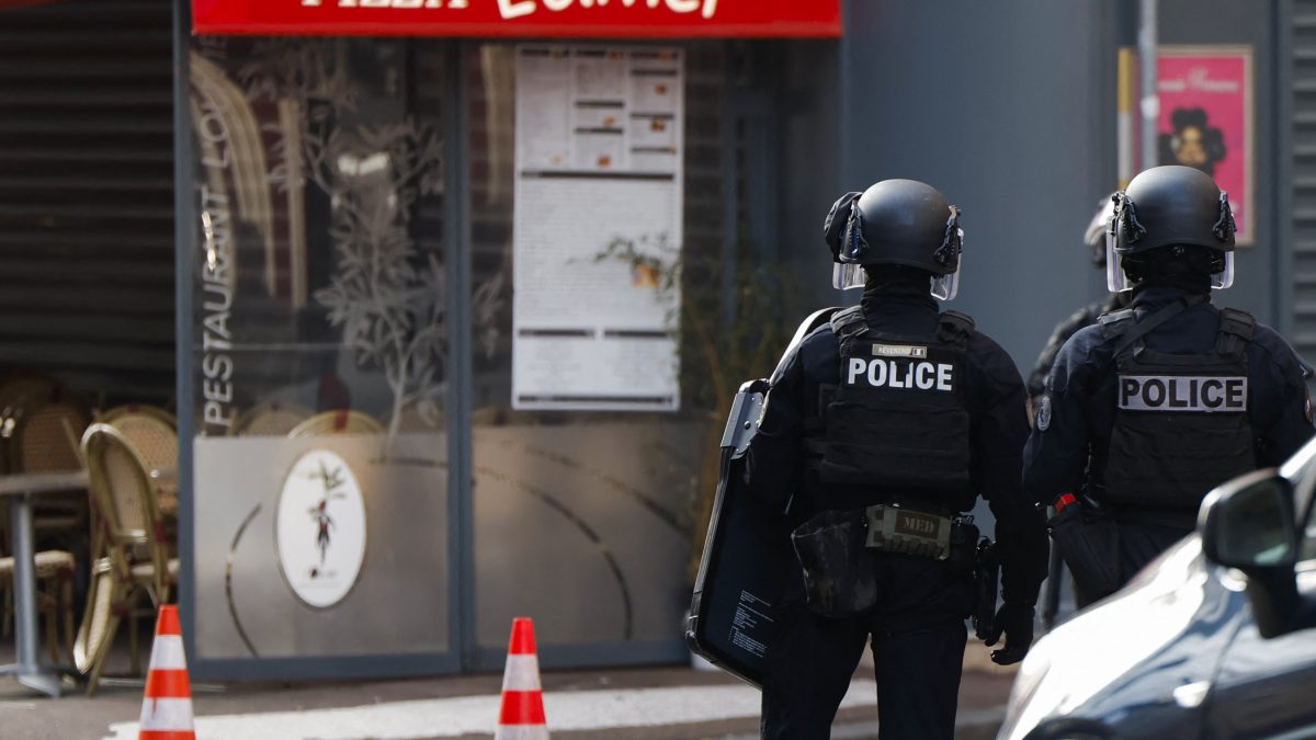 Police officers stand outside the restaurant "Pizza L'Olivier" in Issy-les-Moulineaux, suburbs of Paris, on November 16, 2024. AFP Police officers stand outside the restaurant "Pizza L'Olivier" in Issy-les-Moulineaux, suburbs of Paris, on November 16, 2024. AFP
