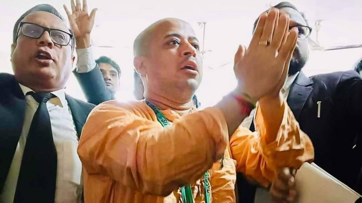 Hindu priest Chinmoy Krishna Das being taken to a court in Bangladesh's Chittagong. Source: X | @hrcbm Hindu priest Chinmoy Krishna Das being taken to a court in Bangladesh's Chittagong. Source: X | @hrcbm