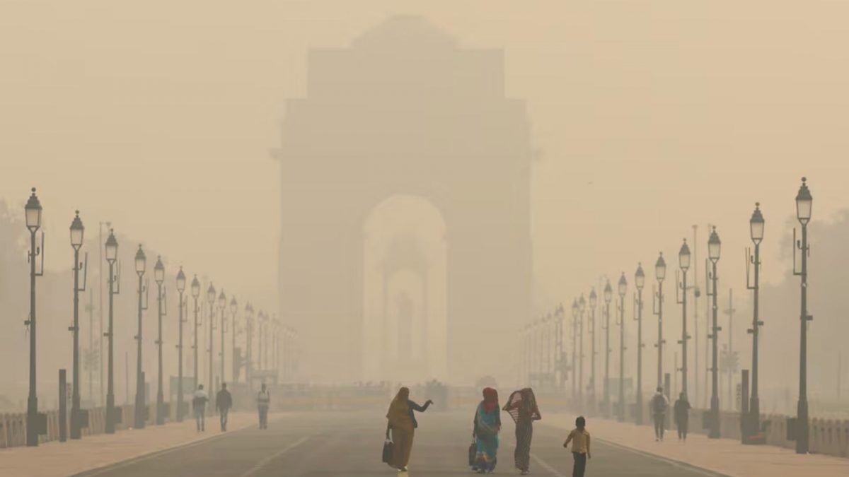 Women walk on a road near India Gate as the sky is enveloped with smog after Delhi's air quality worsened due to air pollution. November 19, 2024. Source: Reuters. Women walk on a road near India Gate as the sky is enveloped with smog after Delhi's air quality worsened due to air pollution. November 19, 2024. Source: Reuters.