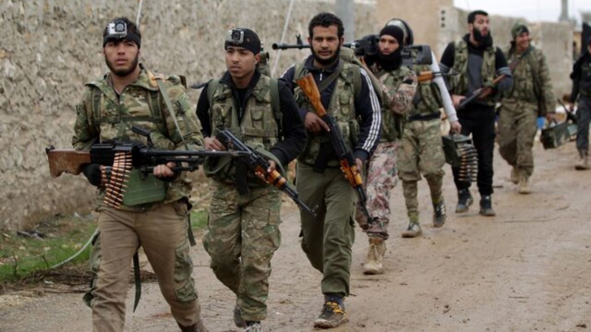 Syrian opposition forces' personnel walk carrying their weapons on the outskirts of the northern Syrian town of Al-Bab, Syria, January 15, 2017. (Photo: Reuters) Syrian opposition forces' personnel walk carrying their weapons on the outskirts of the northern Syrian town of Al-Bab, Syria, January 15, 2017. (Photo: Reuters)