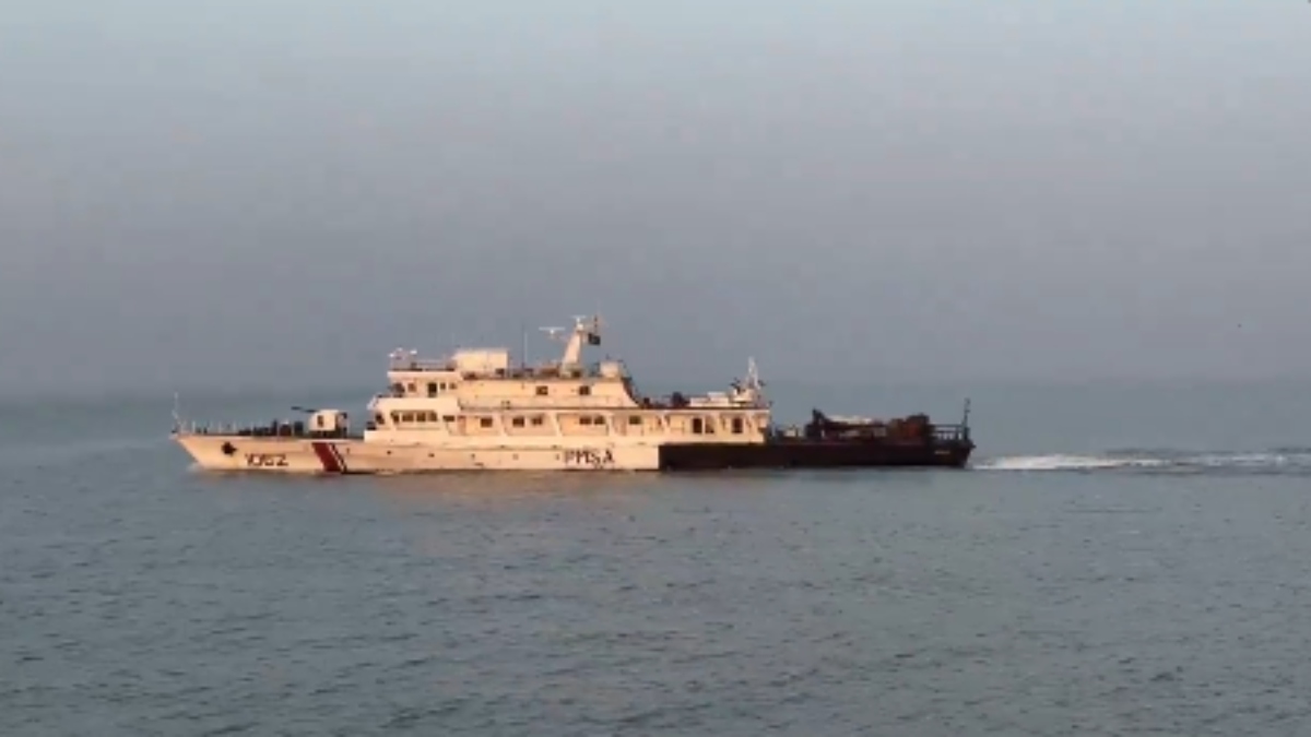Indian Coast Guard chases Pakistani vessel for 2 hours, rescues 7 detained fishermen Indian Coast Guard chases Pakistani vessel for 2 hours, rescues 7 detained fishermen