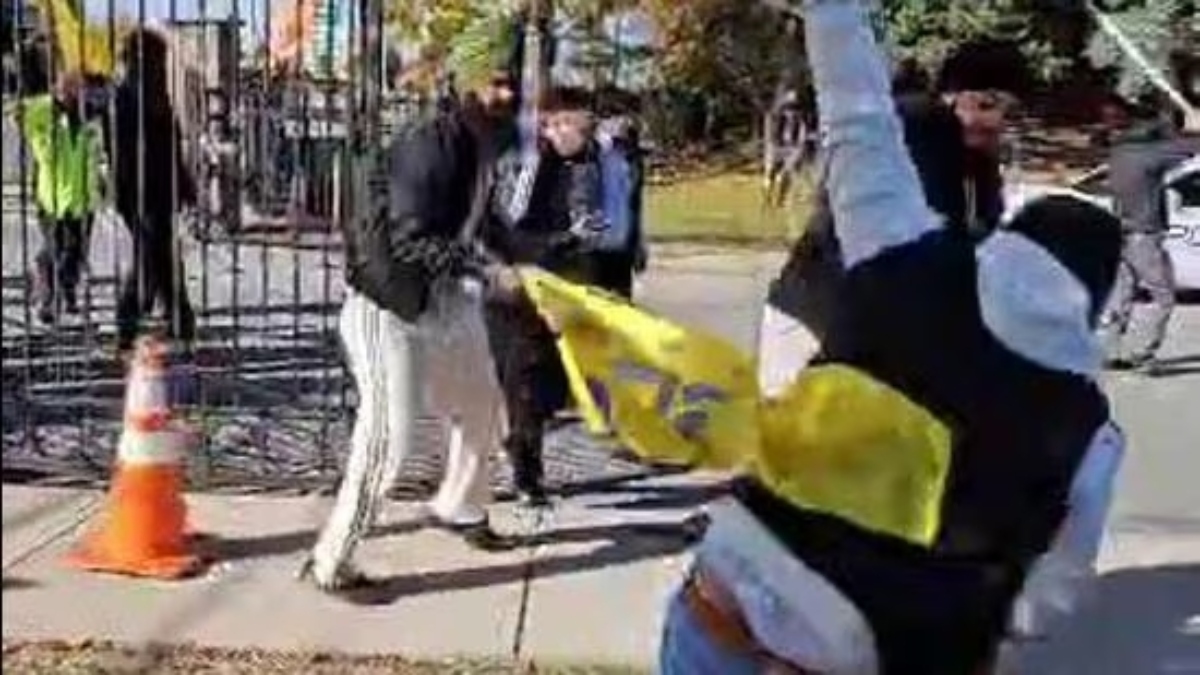 Pro-Khalistan radicals attacking the devotees outside Hindu Sabha Mandir in Brampton, Canada, on Sunday.(Screengrab) Pro-Khalistan radicals attacking the devotees outside Hindu Sabha Mandir in Brampton, Canada, on Sunday.(Screengrab)