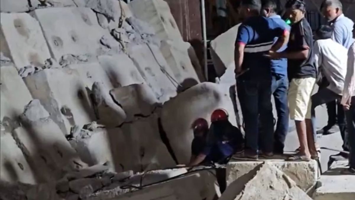 One killed in bridge collapse at Mumbai-Ahmedabad bullet train site in Gujarat One killed in bridge collapse at Mumbai-Ahmedabad bullet train site in Gujarat