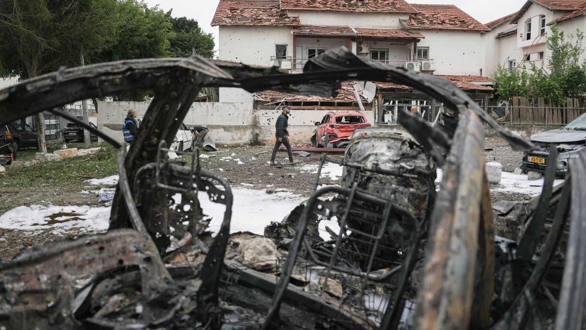 Israeli police bomb squad inspect the site after a missile fired from Lebanon hit the area in Petah Tikva, outskirts of Tel Aviv, Israel, Sunday Nov. 24, 2024. Image- AP Israeli police bomb squad inspect the site after a missile fired from Lebanon hit the area in Petah Tikva, outskirts of Tel Aviv, Israel, Sunday Nov. 24, 2024. Image- AP