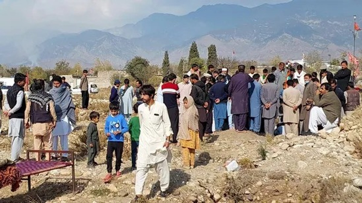 Mourners bury a body of a person killed when gunmen fired on vehicles carrying Shiite Muslims on Thursday, Kurram district, Khyber Pakhtunkhwa, Pakistan, Friday, November 22, 2024. (AP Photo/Hussain Ali) Mourners bury a body of a person killed when gunmen fired on vehicles carrying Shiite Muslims on Thursday, Kurram district, Khyber Pakhtunkhwa, Pakistan, Friday, November 22, 2024. (AP Photo/Hussain Ali)