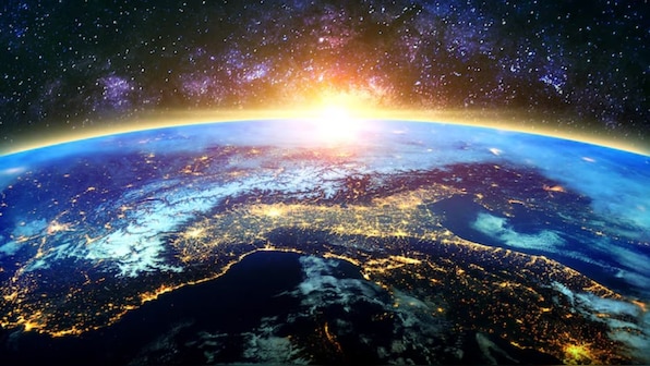 Is Earth's magnetic North Pole moving closer to Russia?