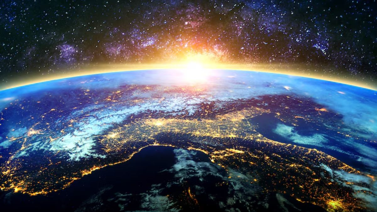 Is Earth's magnetic North Pole moving closer to Russia? Is Earth's magnetic North Pole moving closer to Russia?