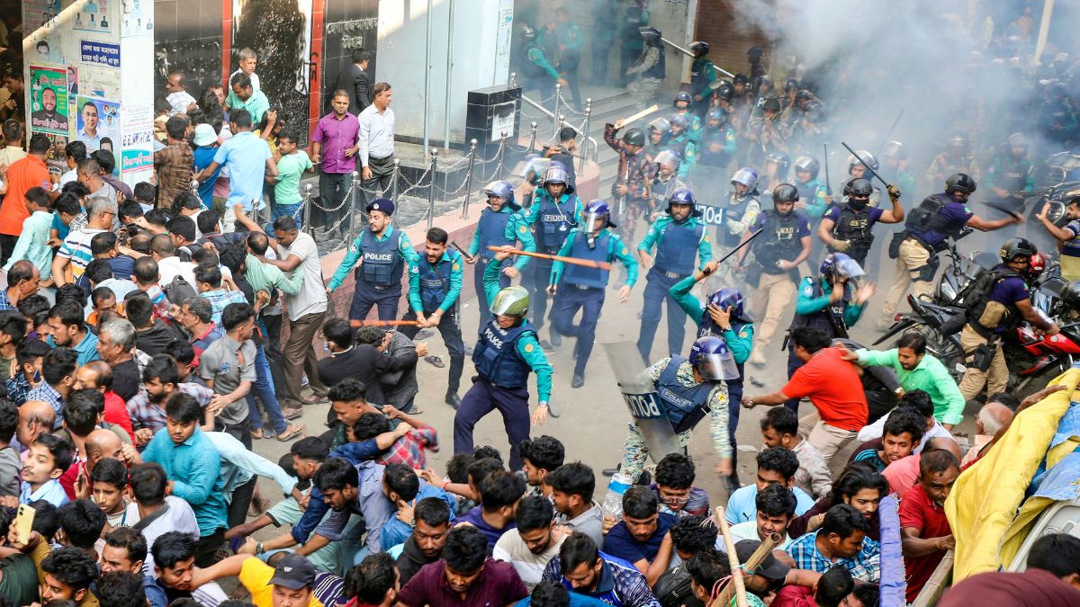 Bangladesh: Lawyer killed during violent protests; Dhaka defends arrest of Chinmoy Krishna Das Bangladesh: Lawyer killed during violent protests; Dhaka defends arrest of Chinmoy Krishna Das