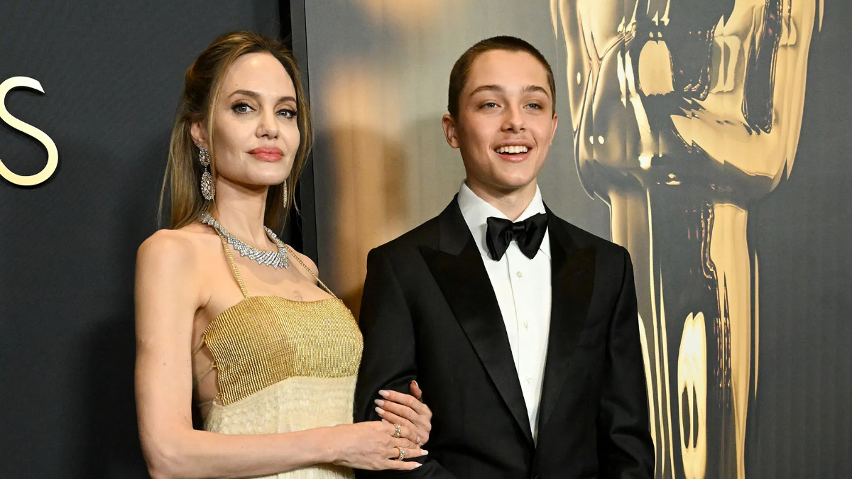 Angelina Jolie makes rare appearance with her son Knox Jolie-Pitt at Governors Awards, netizens can't keep calm Angelina Jolie makes rare appearance with her son Knox Jolie-Pitt at Governors Awards, netizens can't keep calm