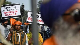 Activists and supporters of the Hindu Sikh Global Forum hold placards as they take part in a protest near the Canadian embassy in New Delhi on November 10, 2024, against the recent attack on a Hindu temple in the city of Brampton, near Toronto in Canada. Source: AFP. 