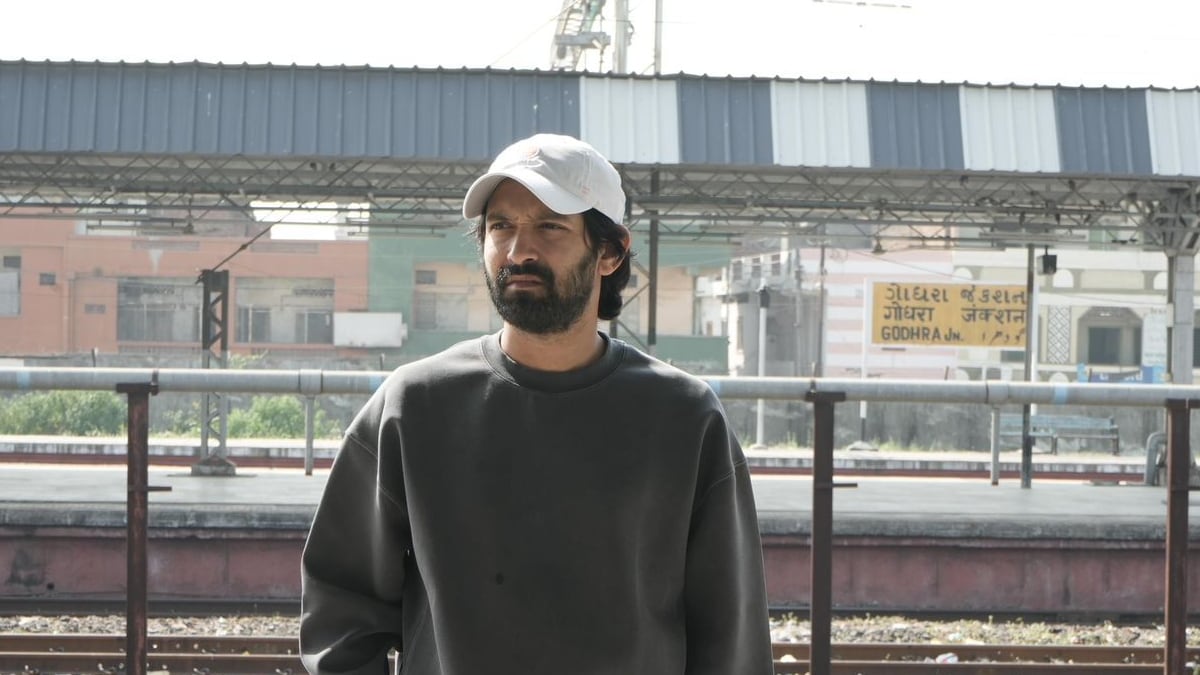 Vikrant Massey makes a surprise visit at Godhra Station, the place that inspired his film ‘The Sabarmati Report’