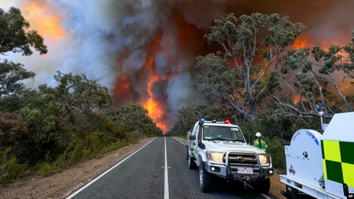 Bushfires wreak havoc in West Australia as thousands told it is 'too late' to leave