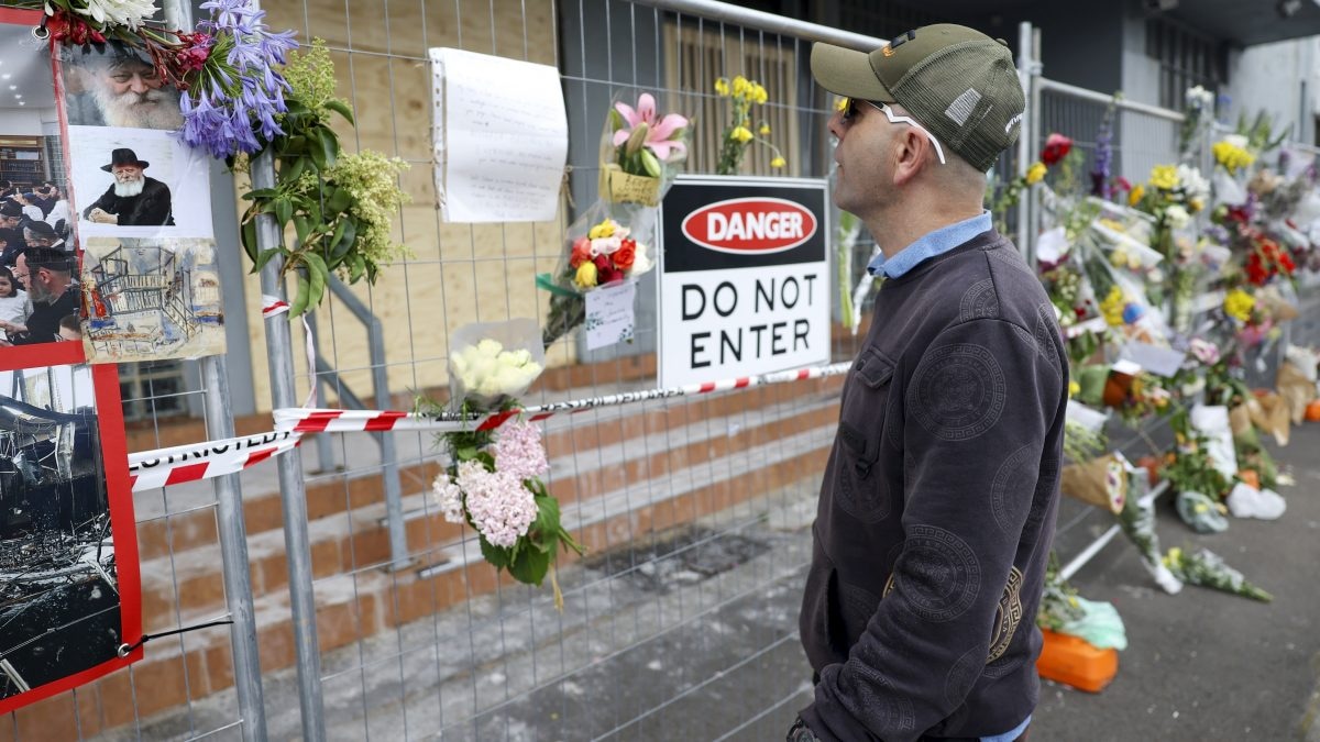 Australia proposes new restrictions on protesters to combat antisemitism after synagogue arson